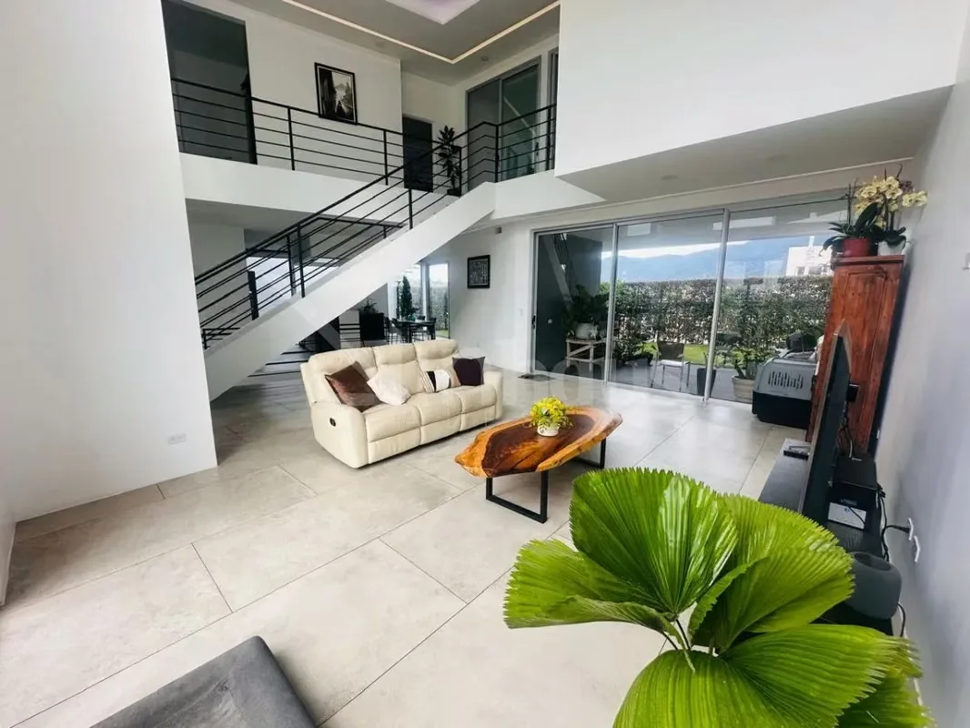 Descubre esta exclusiva casa ubicada en un elegante condominio, diseñada para quienes valoran el lujo, la comodidad y los espacios amplios. Gracias a su generoso terreno, la propiedad ..., photo 3