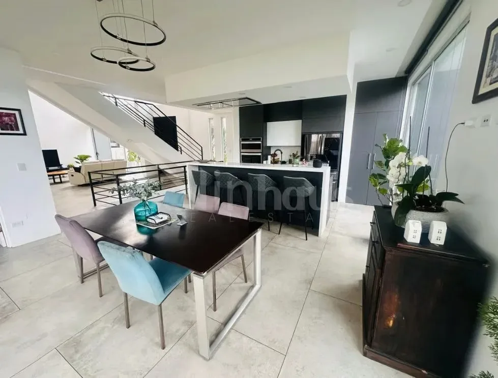 Descubre esta exclusiva casa ubicada en un elegante condominio, diseñada para quienes valoran el lujo, la comodidad y los espacios amplios. Gracias a su generoso terreno, la propiedad ..., photo 4