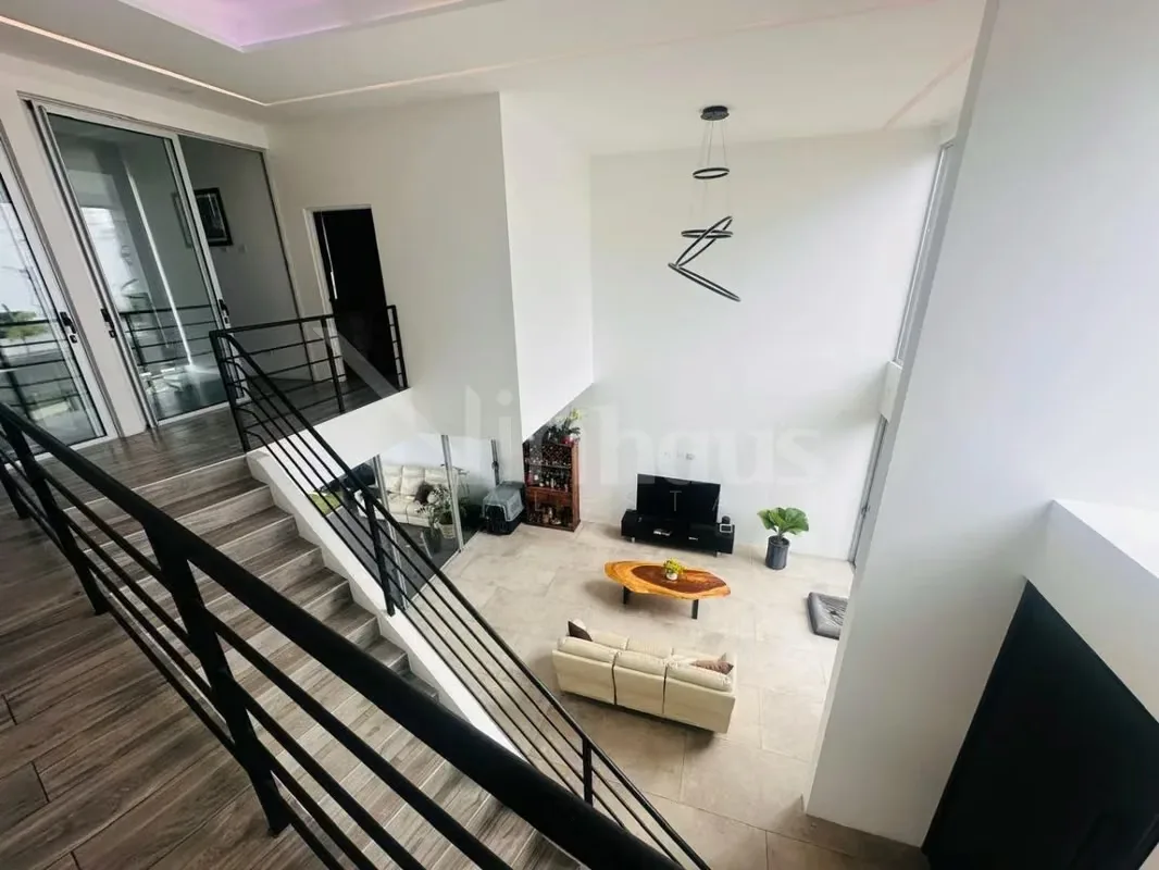 Descubre esta exclusiva casa ubicada en un elegante condominio, diseñada para quienes valoran el lujo, la comodidad y los espacios amplios. Gracias a su generoso terreno, la propiedad ..., photo 5