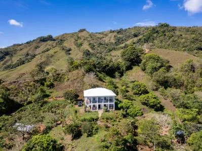 Finca de montaña, propiedad privada, tranquila y construida a medida con vistas impresionantes