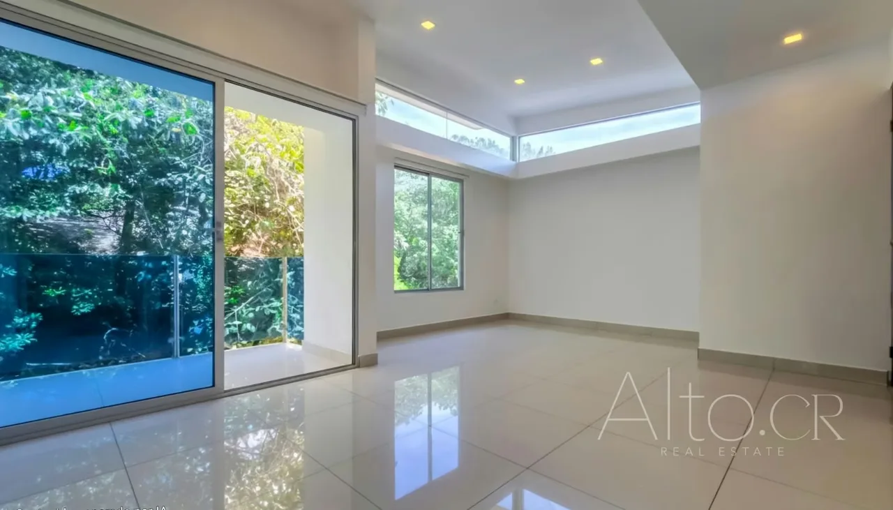 Apartment in Piedad de Santa Ana; is a closed set 3-level building, 2 apartments per level. It is the most private apartment in the building, residential area, where you can live ...