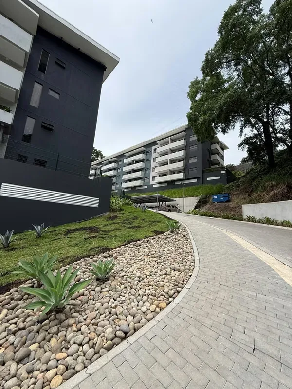 Apartamento nuevo para estrenar, 2do nivel. Ubicado en Guachipelin Norte y Pozos de Santa Ana, a 2km de Costruplaza.