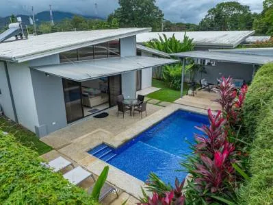 Casa Uvita en Jardines del Sol con piscina privada y suites dobles