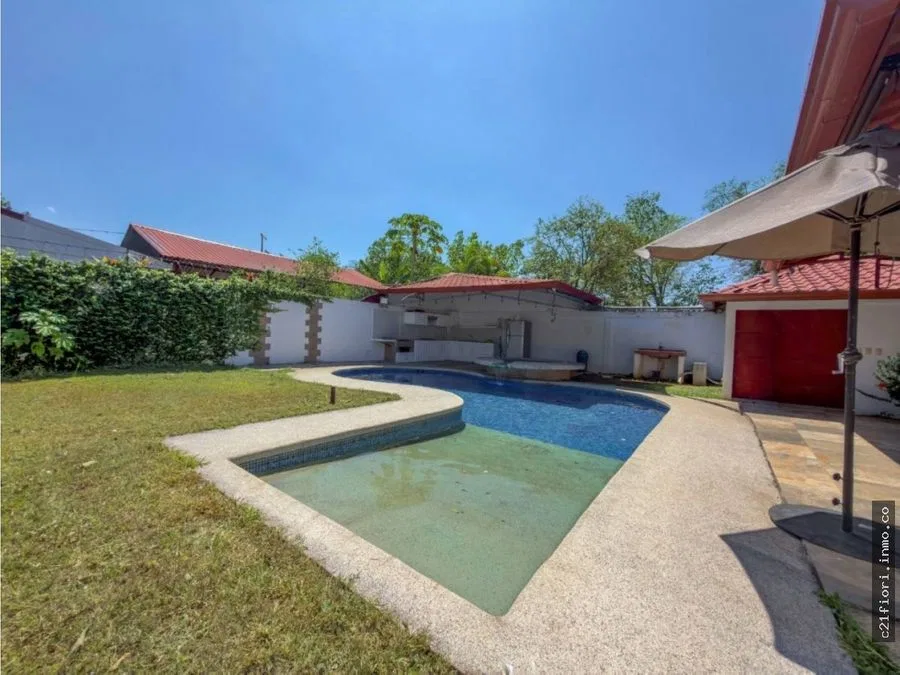 Venta de propiedad con piscina en Esparza, Puntarenas