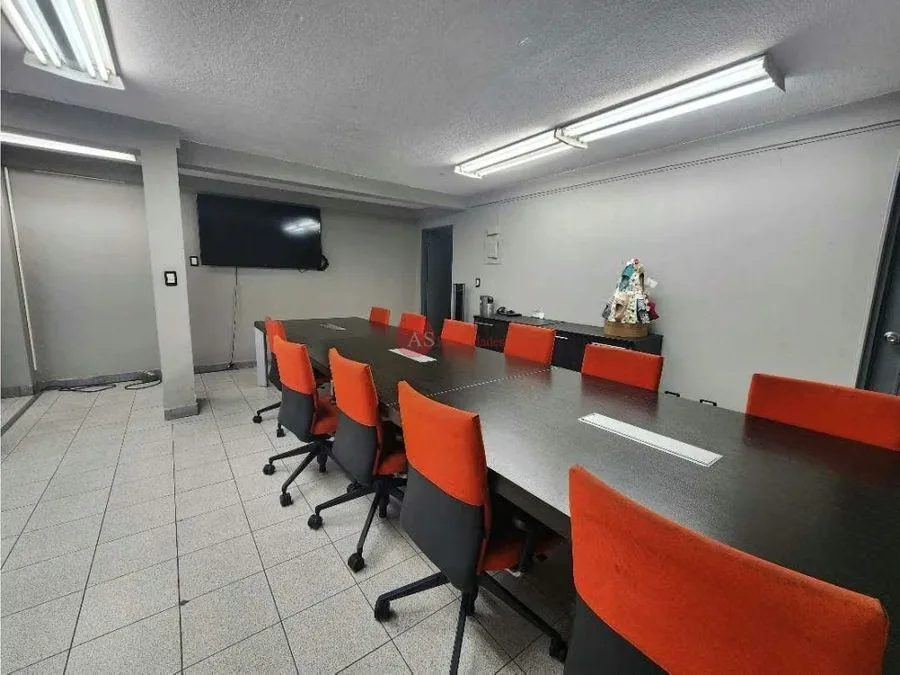 Actualmente se encuentra remodelado para oficinas de una distribuidora donde se tienen: