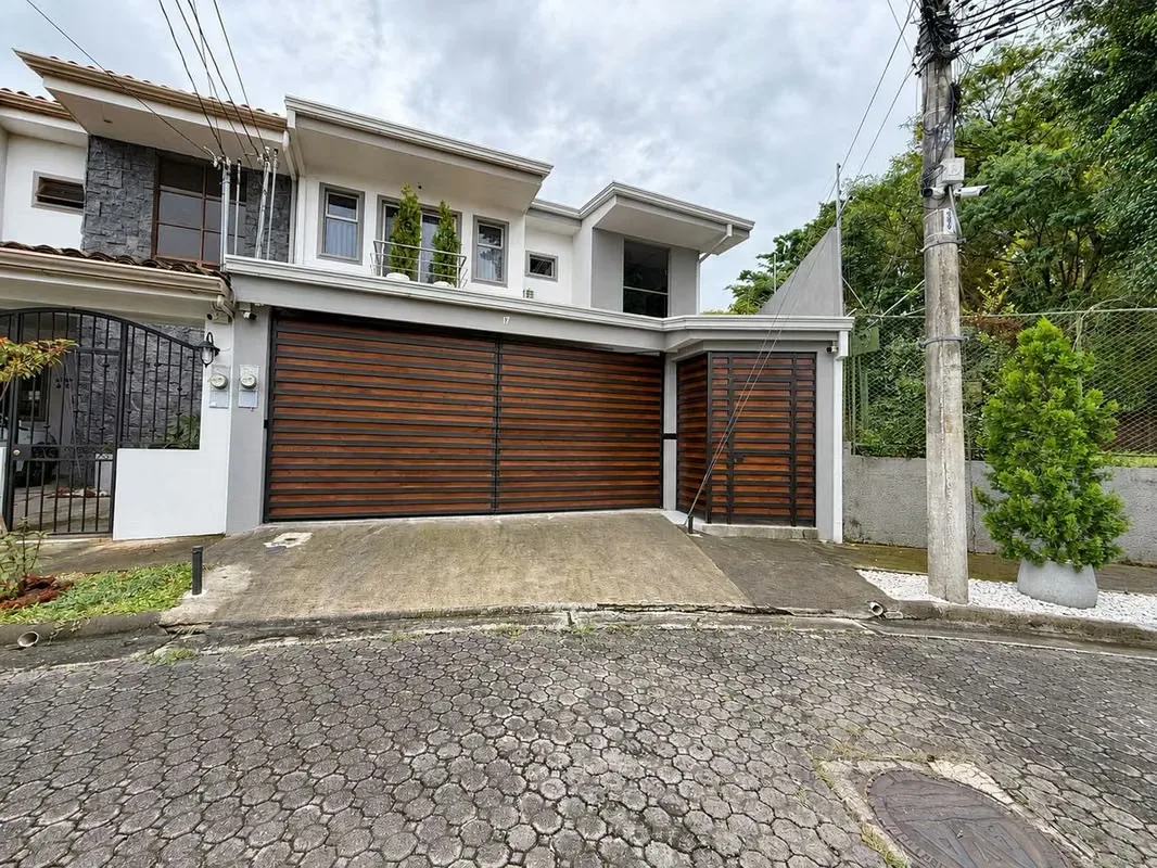 House for sale with terrace and garden in private residential Santa Ana
