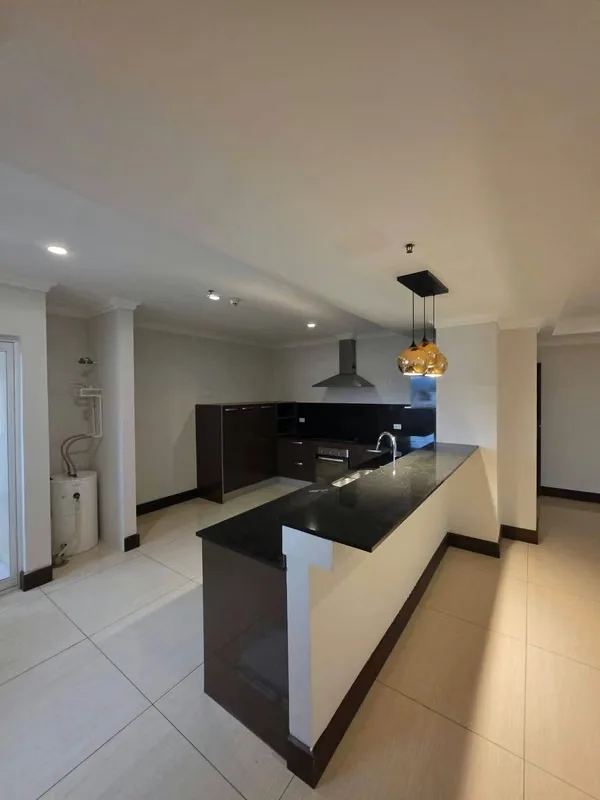 Alquiler de amplio apartamento en sabana Sur en condominio en torre sin muebles