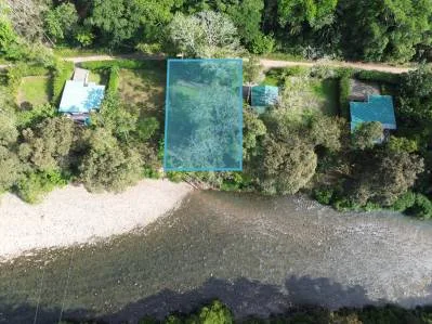 Raro lote frente al río a pasos de Dominical
