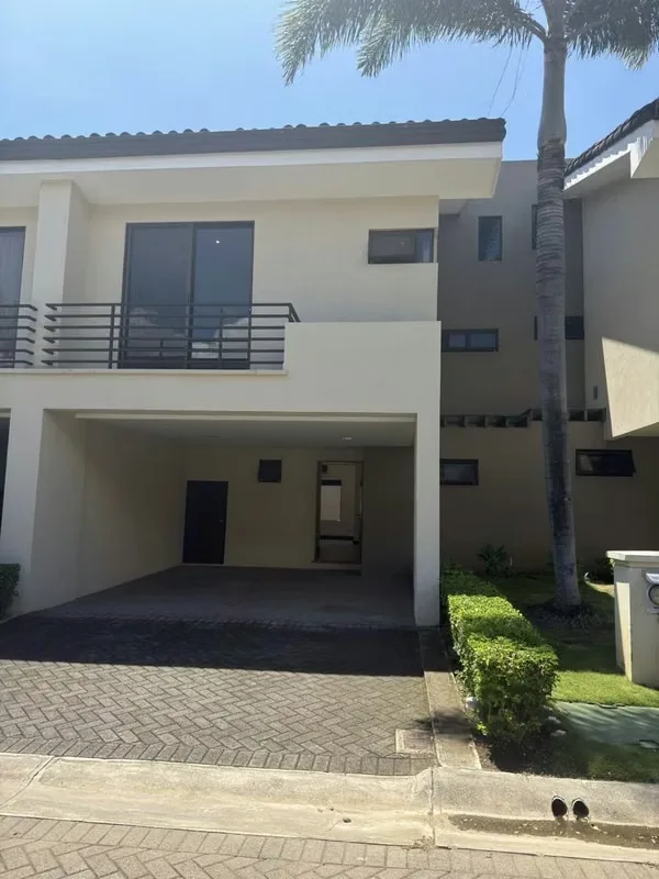 Hermosa casa completamente remodelada ubicada en **Parque del Sol, una de las comunidades más buscadas por su excelente ubicación, tranquilidad y variedad de amenidades.