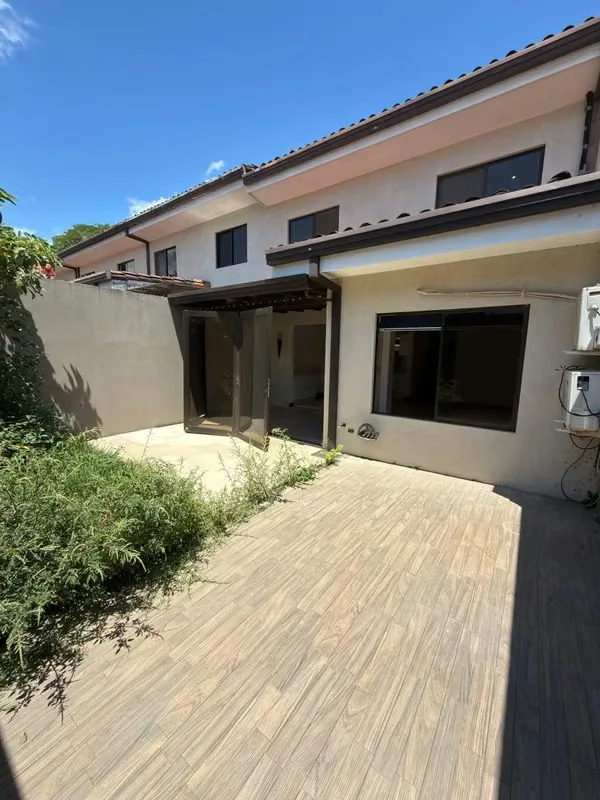 Hermosa casa completamente remodelada ubicada en **Parque del Sol, una de las comunidades más buscadas por su excelente ubicación, tranquilidad y variedad de amenidades., photo 2