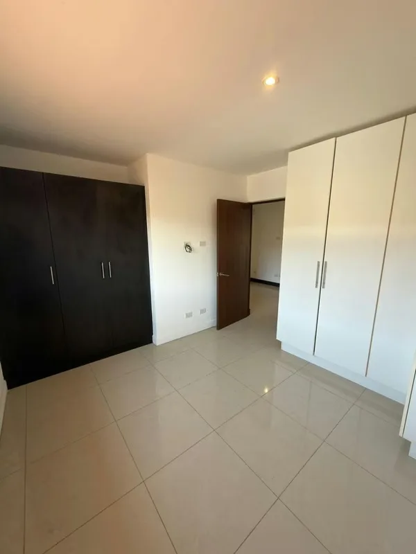 Hermosa casa completamente remodelada ubicada en **Parque del Sol, una de las comunidades más buscadas por su excelente ubicación, tranquilidad y variedad de amenidades., photo 3