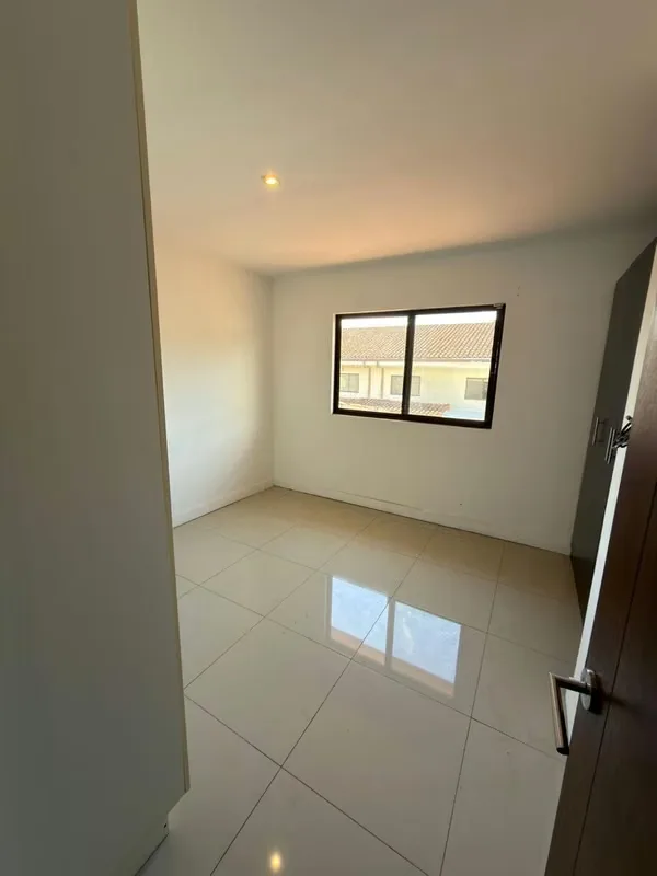 Hermosa casa completamente remodelada ubicada en **Parque del Sol, una de las comunidades más buscadas por su excelente ubicación, tranquilidad y variedad de amenidades., photo 4
