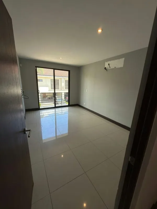 Hermosa casa completamente remodelada ubicada en **Parque del Sol, una de las comunidades más buscadas por su excelente ubicación, tranquilidad y variedad de amenidades., photo 8