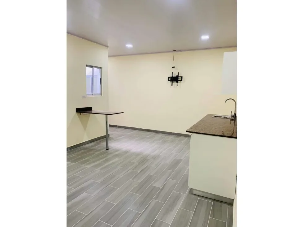 Descripción: Se alquila cómodo y seguro apartamento ubicado en segundo piso en Santa Catalina de Pavas. Una propiedad con construcción 100% en concreto, ideal para perfil ...