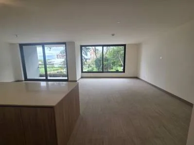Se vende hermoso apartamento en Rohrmoser, frente a Parque del Café