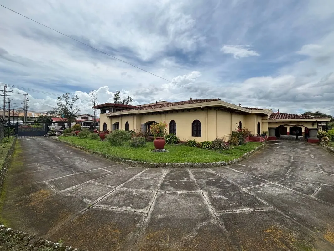 Propiedad con uso de suelo comercial, en la mejor zona de Heredia!!