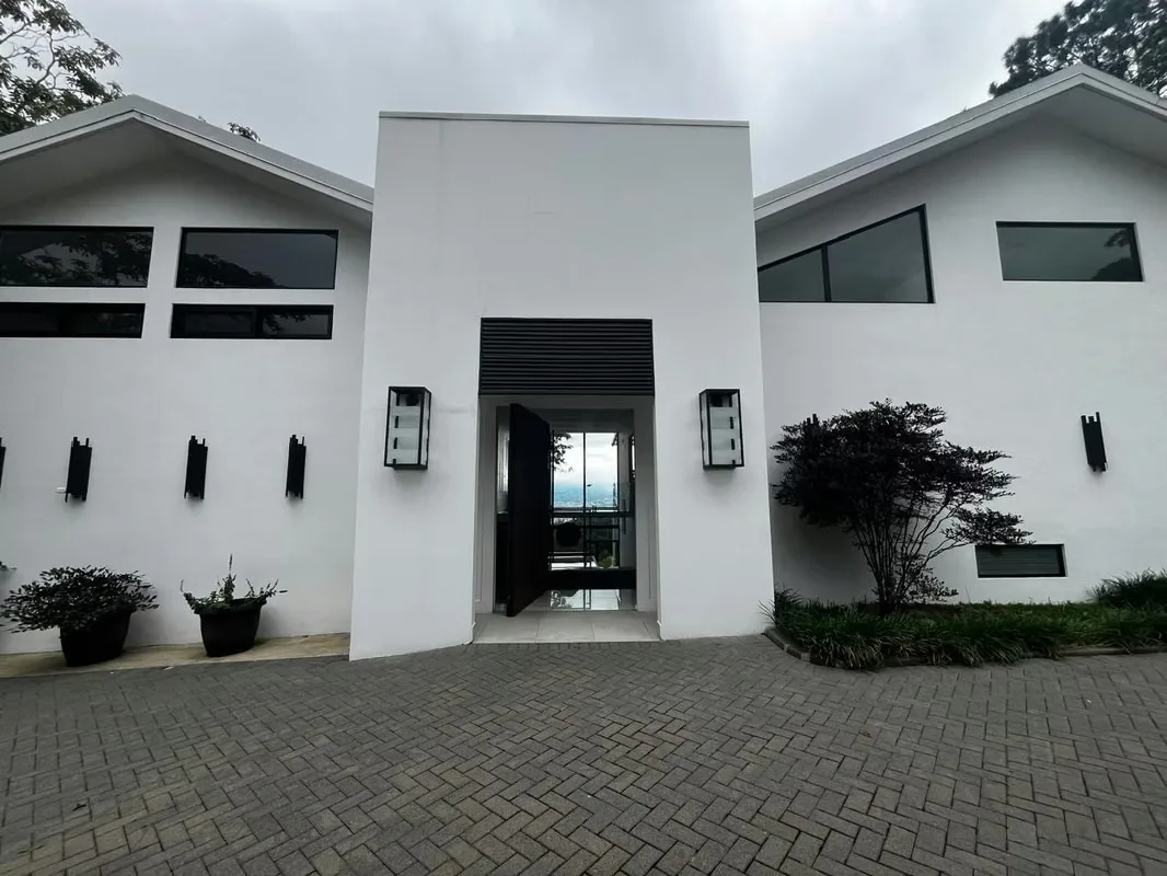 Residencia moderna con vista contemporánea en las colinas de Escazú. Espectaculares vistas al valle y montañas incluido Pico Blanco. Escondido al final de una tranquila calle de ...