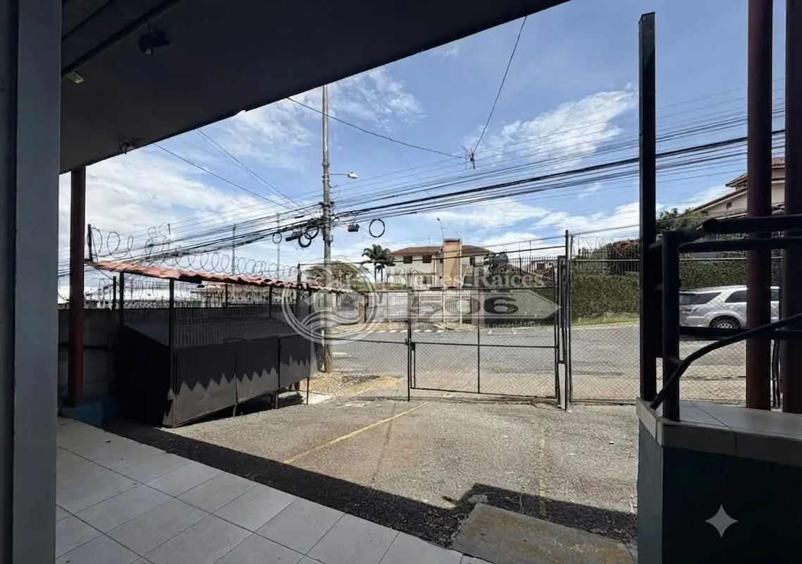 Se alquila local comercial Barreal de Heredia