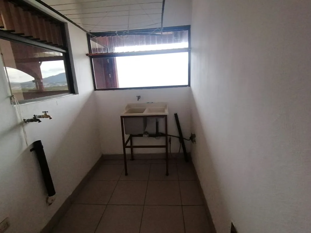 Edificio de 4 apartamentos, ubicado en una zona muy tranquila cerca de escuelas, supermercados, hospital, parada de autobuses a solo ..., photo 13