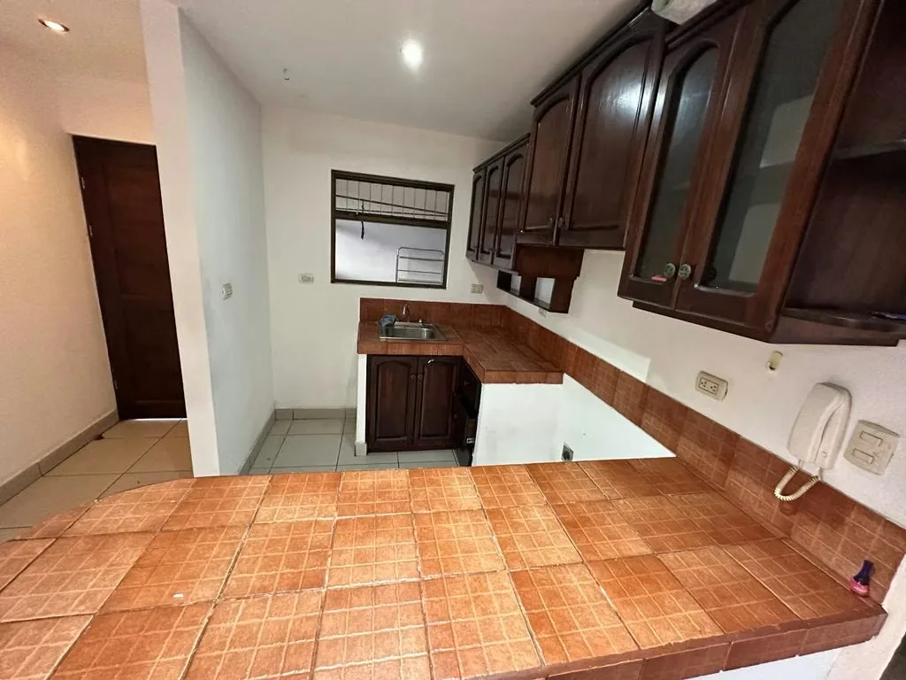 Edificio de 4 apartamentos, ubicado en una zona muy tranquila cerca de escuelas, supermercados, hospital, parada de autobuses a solo ..., photo 3