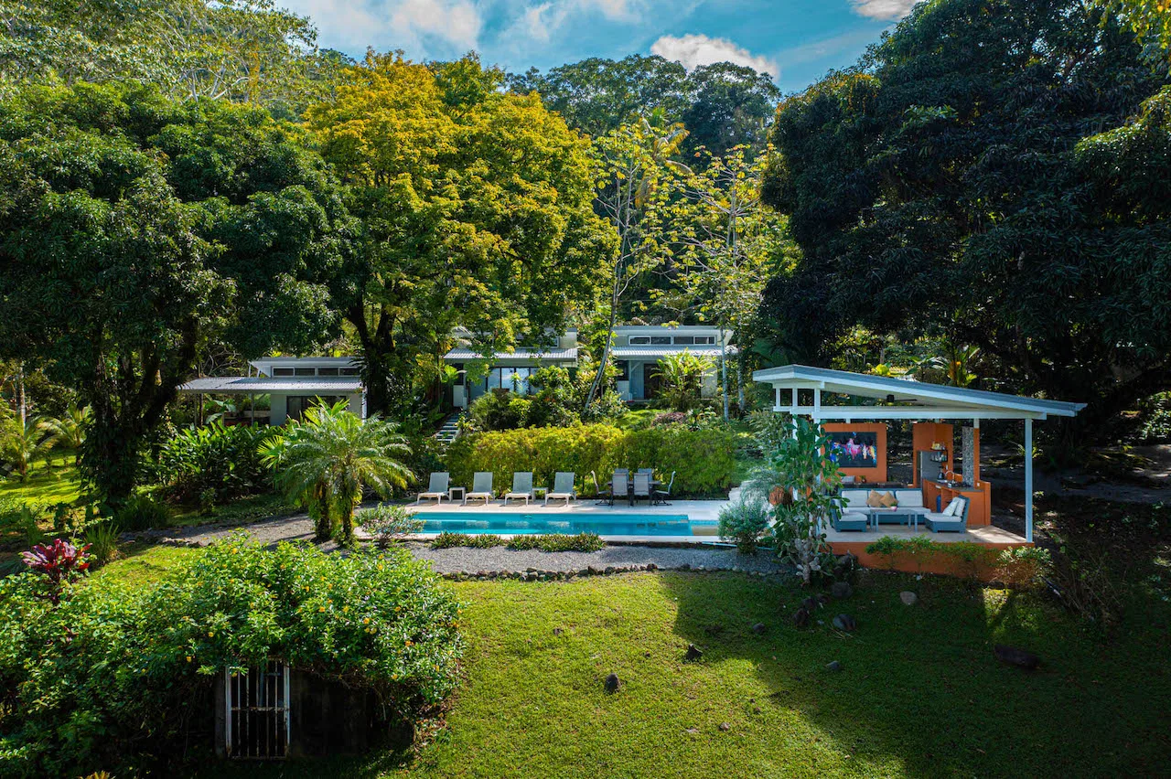 MULTI-USE PROPERTY RESIDENTIAL/HOTEL/COMMERCIAL UVITA