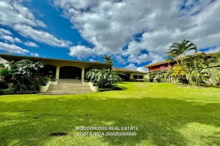 LOS LAURELES ESCAZU CASA EN VENTA GRAN JARDIN