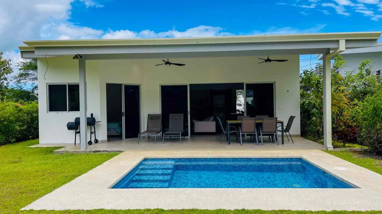 Easy-Access 3-Bedroom House with pools & Mountain View Near Schools & Beaches in Ojochal Costa Rica