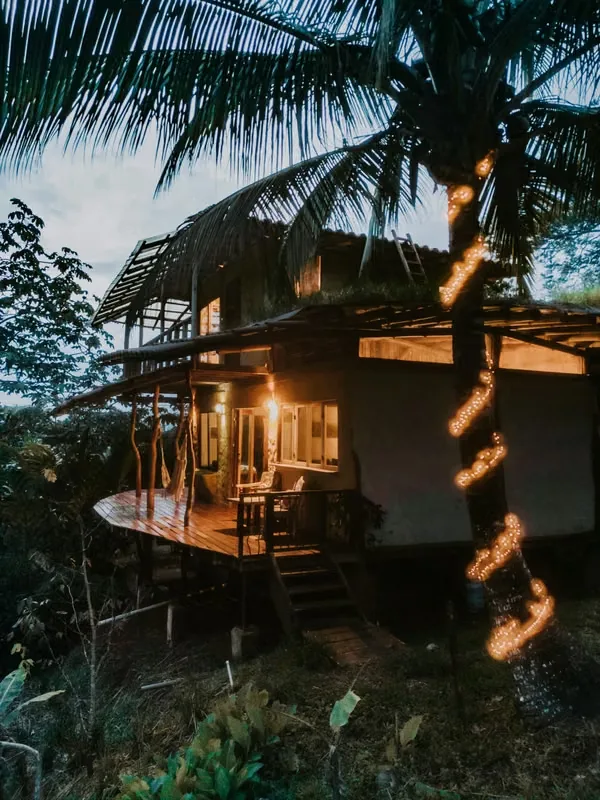 Descubra este excepcional eco-alojamiento, un santuario diseñado para una vida en armonía con la naturaleza. ...