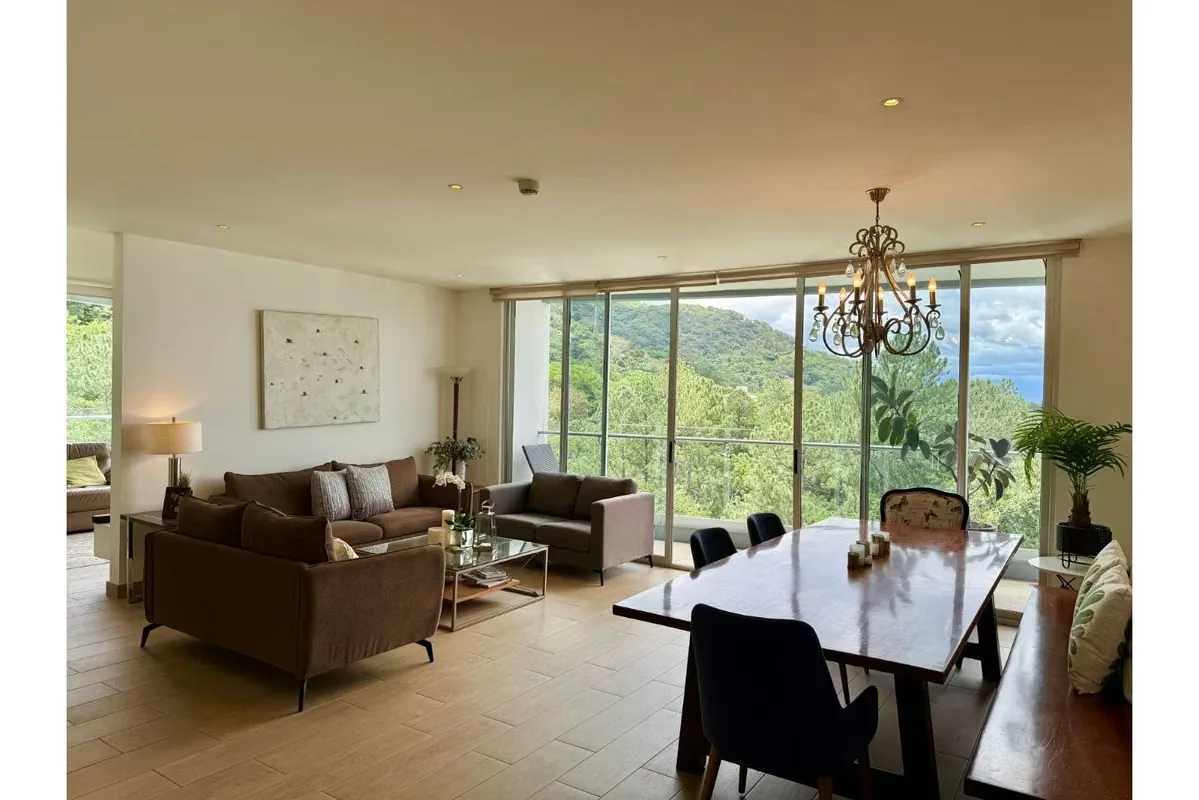 Amplio penthouse de 223 m² en el sexto piso, en condominio en Bosques de Escazú, con 4 habitaciones, 4 baños completos y baño de servicio. Se vende amueblado.