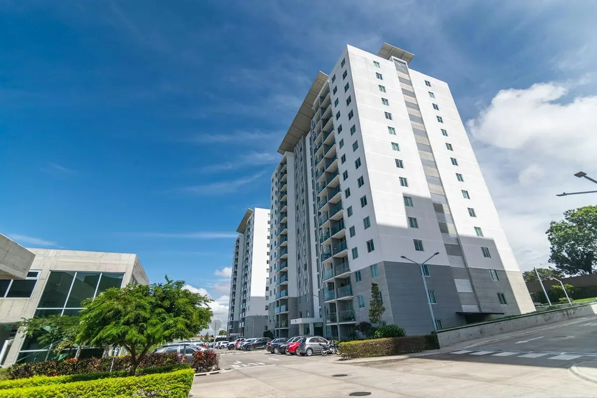 Apartamento en Heredia, Condominio Altramira, piso 14 con hermosa vista a San Jose, multiples amenidades