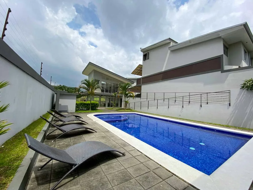 Apartamento en alquiler ubicado en Heredia, con 2 habitaciones que ofrecen vistas impresionantes y espacios amplios para disfrutar en familia. Situado en un entorno ...