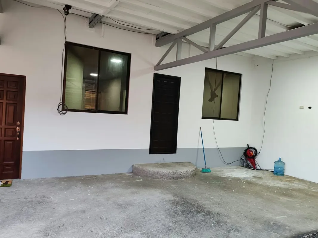 It is a relatively new apartment, has a living / dining room, two facets with windows, a bathroom with sanitary service, a room of ventilated but closed batteries, it is strategically ...