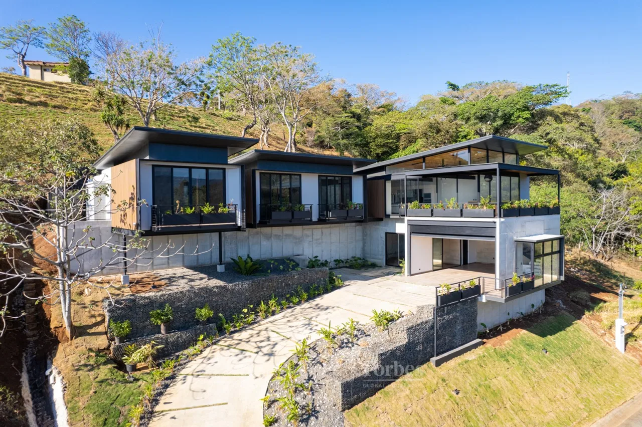 Casa nueva con piscina en Hacienda Natura