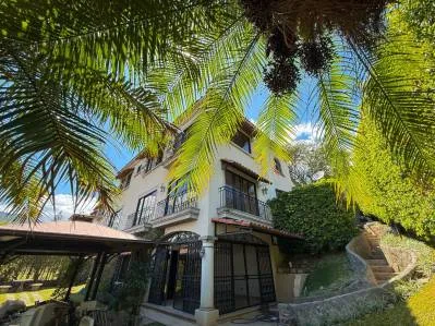 Se vende espectacular casa de lujo en Guachipelin, Condominio Cerro Alto, contiguo a Distrito 4