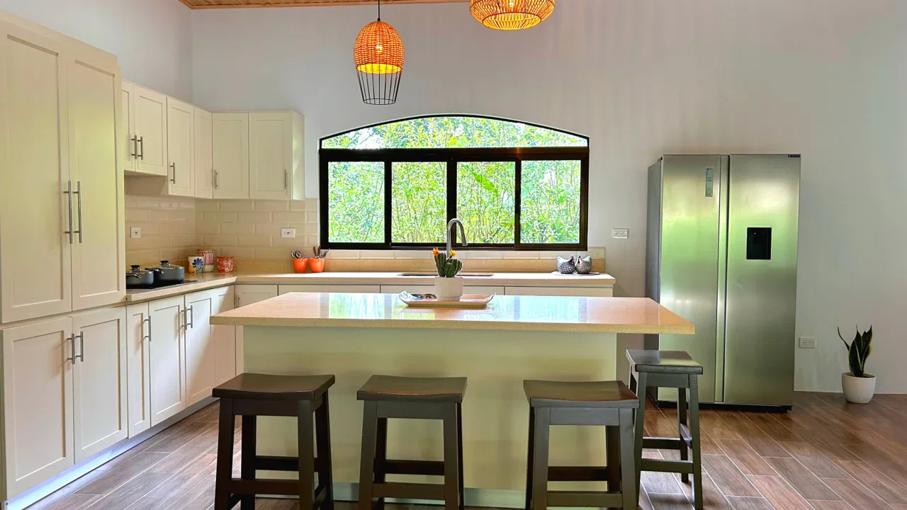 CONTEMPORARY 2-BEDROOM HOME WITH NATURAL SETTING AROUND IN GATED COMMUNITY – 0.22 ACRE, photo 9