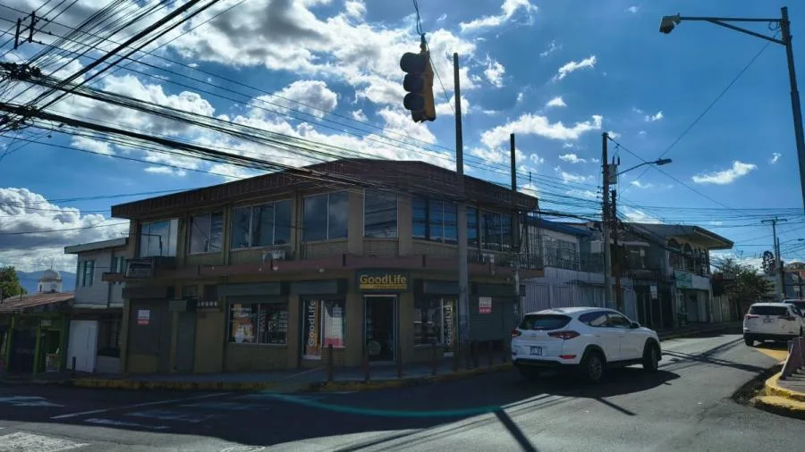 VENTA DE EDIFICIO DE 2 PISOS CON LOCALES COMERCIALES Y OFICINAS l HEREDIA CENTRO l PRECIO NEGOCIABLE - Venta en Heredia