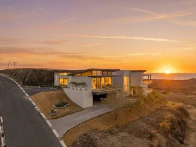 Prepárate para enamorarte de esta impresionante vivienda con vistas al mar! Situada en Playa Grande
