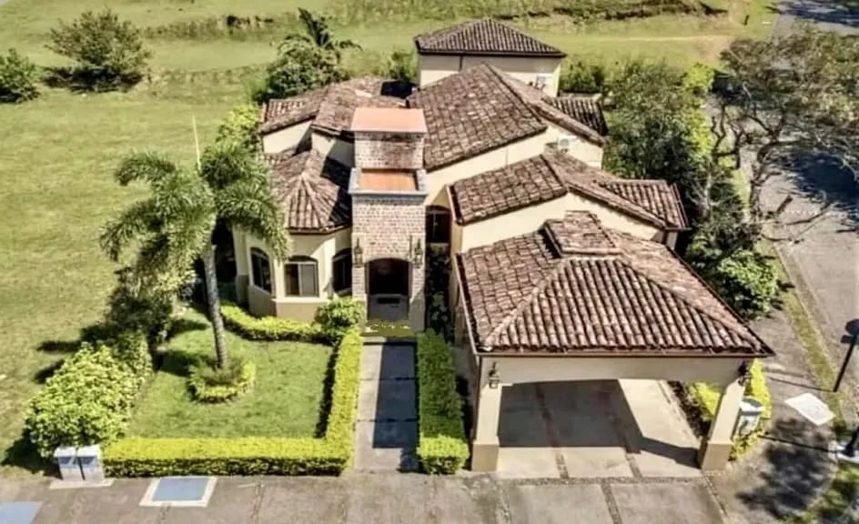 Esta hermosa casa esquinera, de un solo nivel, de estilo mediterráneo, con finos acabados. Puede ser suya a un excelente precio de oferta.