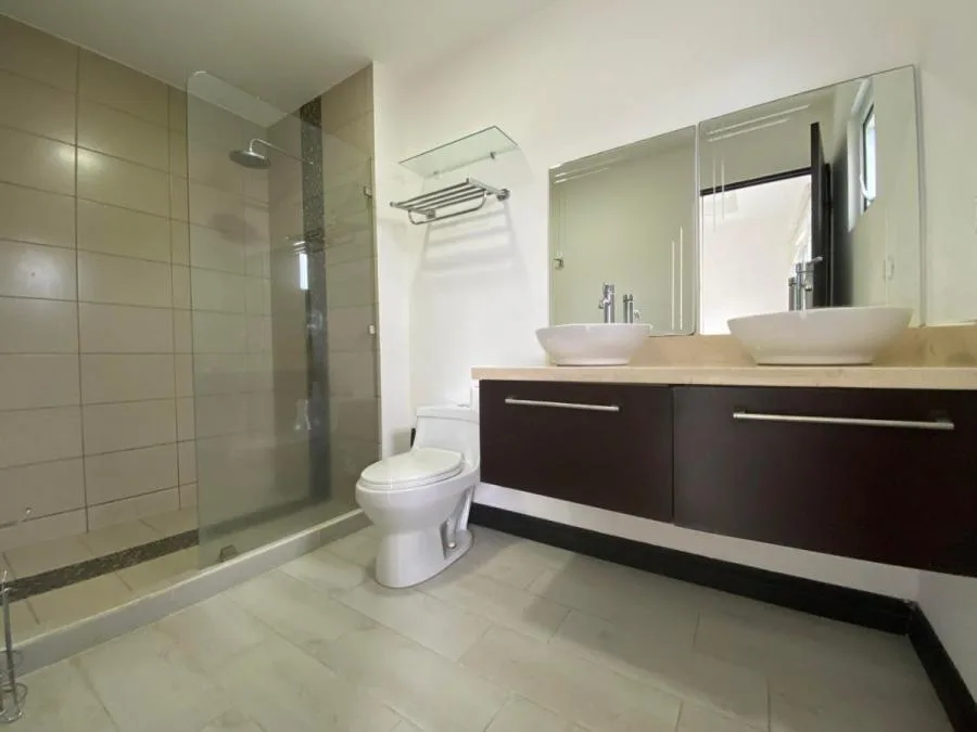 Moderna casa con patio y excelentes amenidades en condominio #25-1578 GS - Venta en Escazú, photo 4