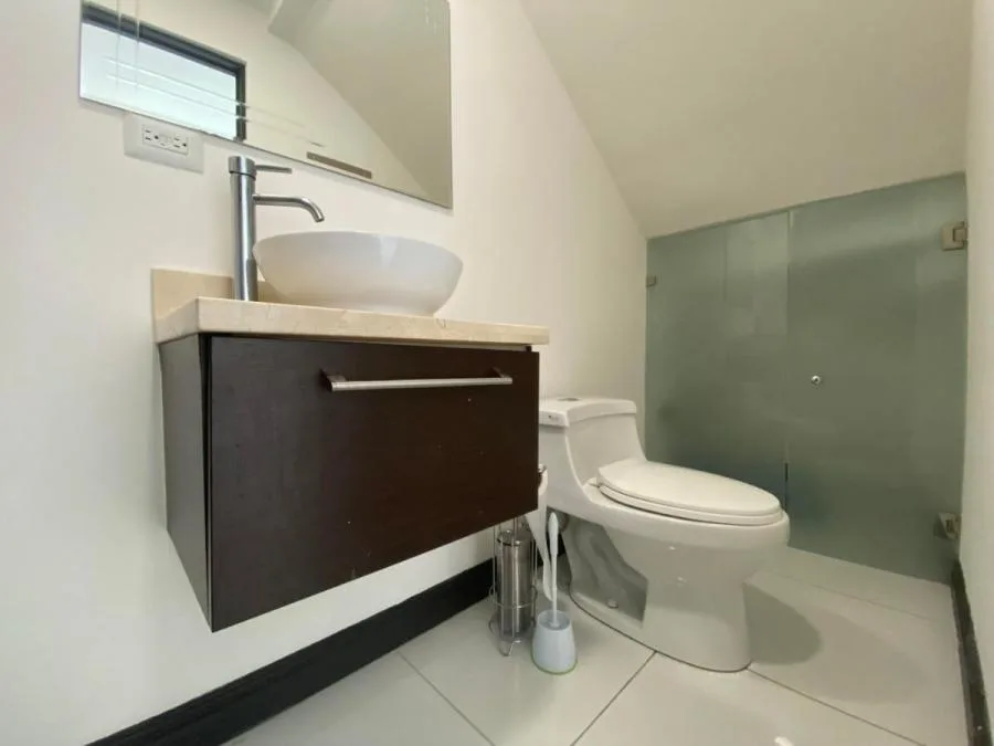 Moderna casa con patio y excelentes amenidades en condominio #25-1578 GS - Venta en Escazú, photo 5