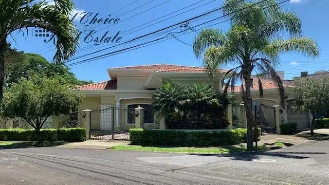 Si está buscando una hermosa y moderna casa, en zona de alta plusvalía y muy segura, No busque más, nosotros tenemos la opción perfecta.