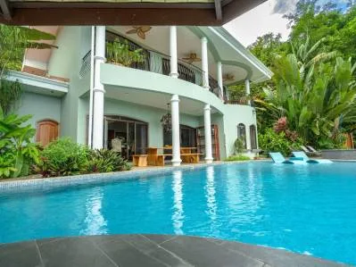 Magnífica finca de 7 acres con vistas al océano en Portalon.