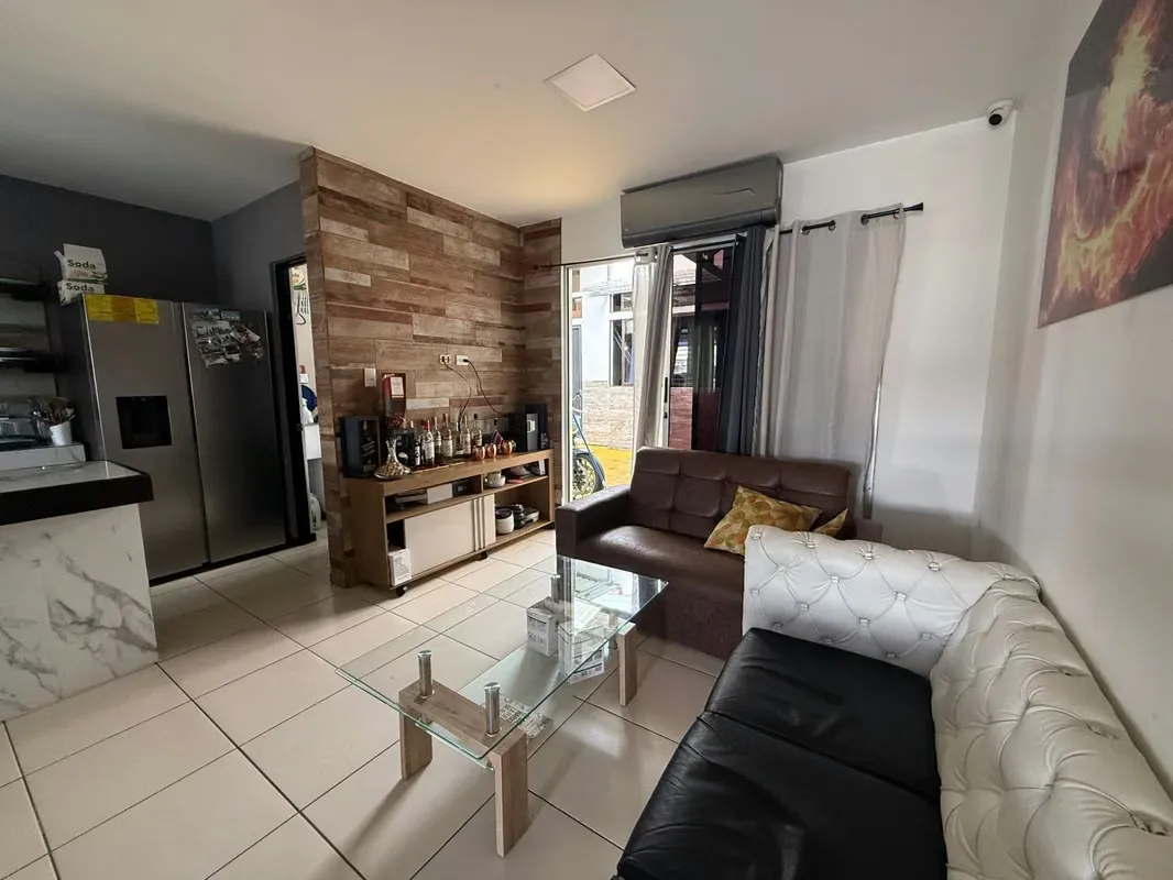Se encuentran en Condominio en San Antonio de Alajuela y cuentan cada una con 200m de terreno y 120m de construcción. En la parte trasera de éstas tienen dos apartamentos cada una, ...