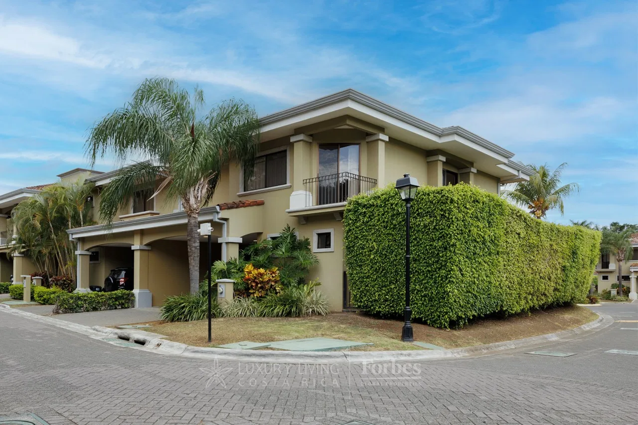 Corner 3-bedroom home with a terrace and garden in Pozos, Santa Ana