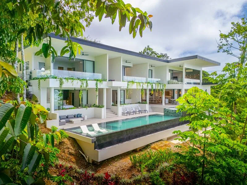 Acqua Blu – The Crown Jewel of Escaleras, Dominical
