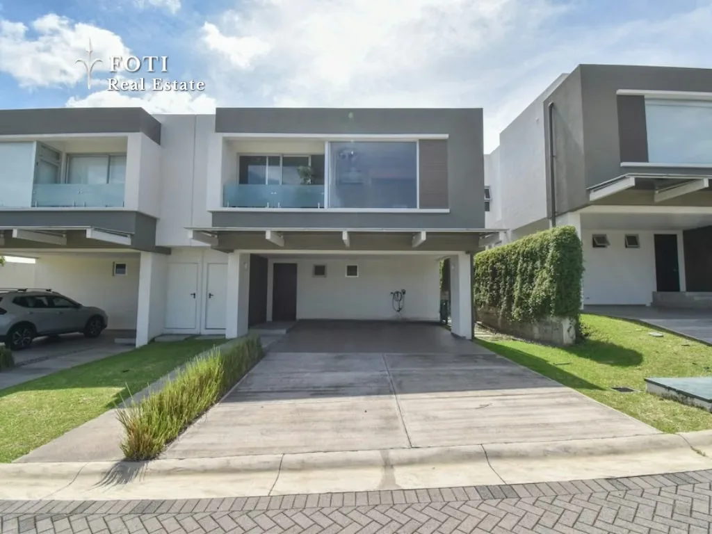 Hay casas que concentran su valor únicamente en los acabados. Esta lo distribuye donde una familia realmente lo aprovecha: áreas sociales amplias, jardín, terraza, estacionamiento ...