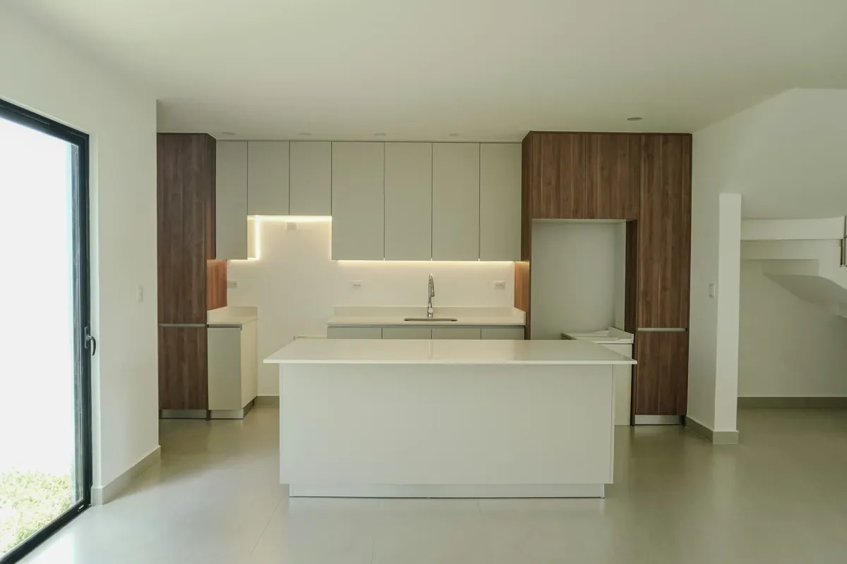 Estrene su nuevo hogar en un moderno condominio con una ubicación privilegiada en Lagunilla de Heredia, ideal para quienes buscan comodidad, seguridad y calidad de ...