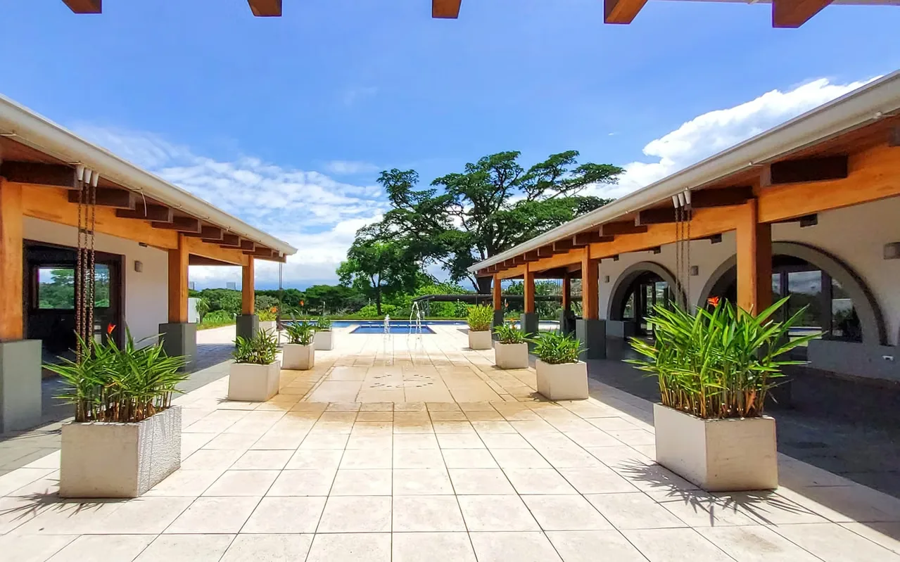 Looking to live in an exclusive and comfortable setting? Discover the perfect apartment at Vistas de Lindora Condominium, located in Belén, Heredia. This apartment offers 75.63 m² of ...