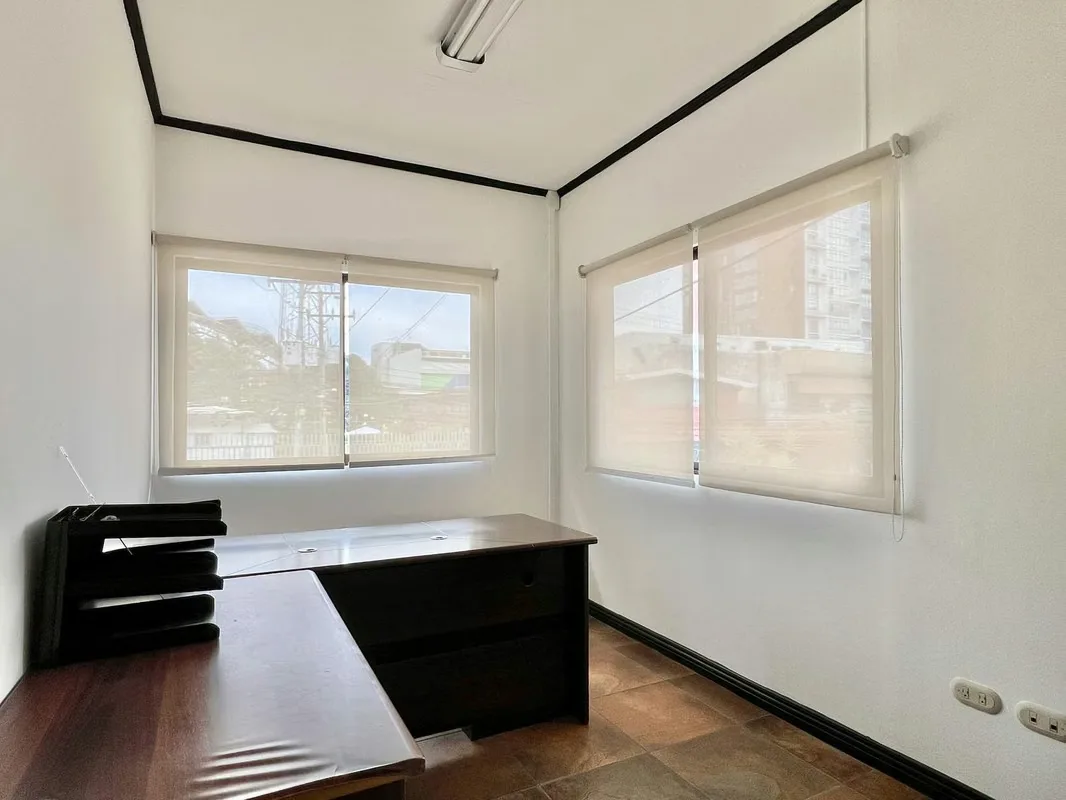 Propiedad comercial bien equipada disponible para alquiler en una zona comercial privilegiada, convenientemente ubicada junto a la ..., photo 2