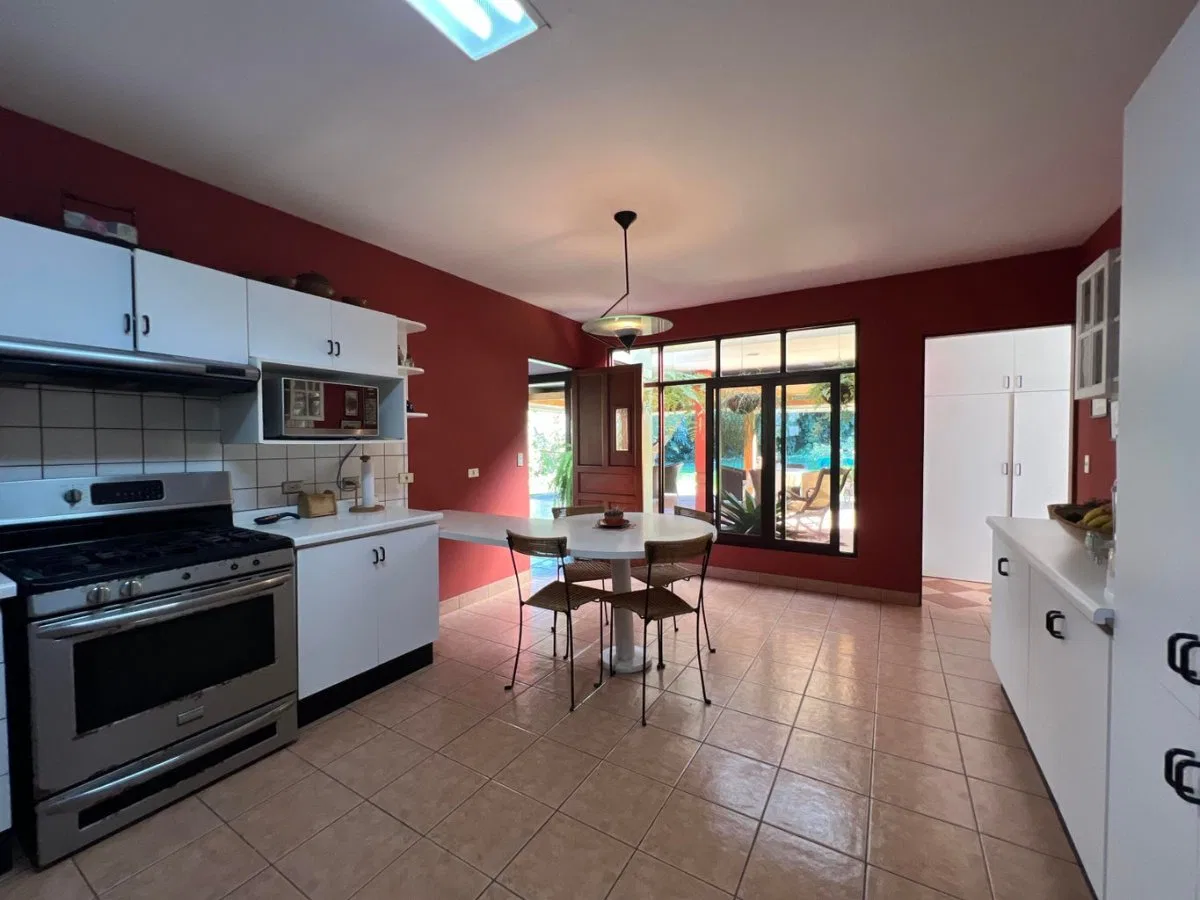 Casa en venta con amplio terreno y jardines en zona céntrica #26-1295 GS - Venta en Escazú